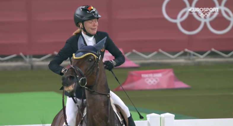 Una nueva imagen para la historia de estos #JuegosOlimpicos de #Tokyo2020 

La #GER Annika Schleu, que iba Líder en #ModernPentathlon, llorando porque el caballo no le hacía caso en la prueba ecuestre.