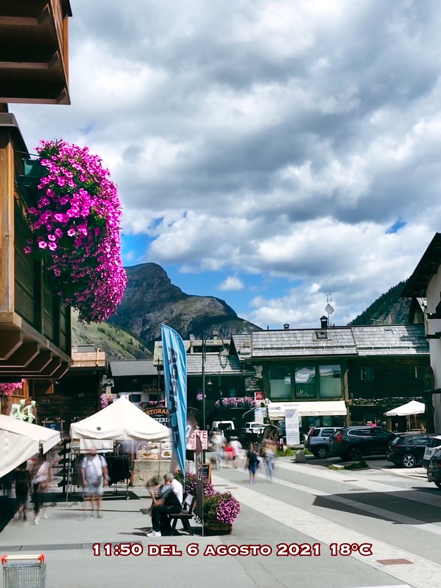 TuttoLivigno's tweet photo. #passeggiata in #centrolivigno, la #temperatura si è alzata notevolmente da #stamattina 👍😜
Scopri di più sulle vie del centro su:
https://t.co/yb3iAduzvF

#livigno #flowers #viafontana #viabondi #viasantantoni #flowerstagram #flowerslovers #shotoniphone #walkingpeople https://t.co/04DLATeMYV