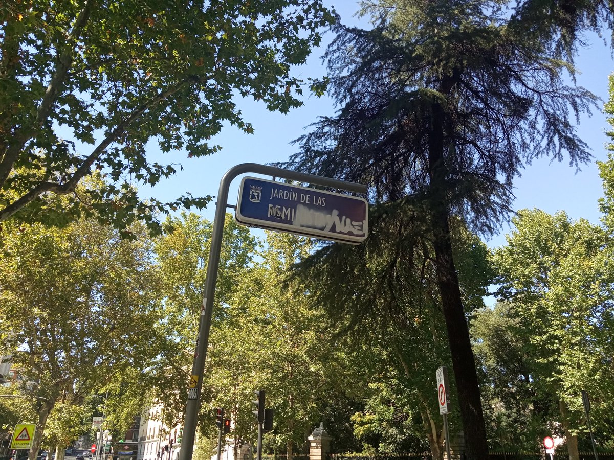 superrekero's tweet photo. Buenos dias @Lineamadrid, he pasado por la calle Princesa, en el Jardín de las Feministas y he visto la placa del jardín, pintada y sobreescrita como se ve en las fotos.
Por favor 🙏 envien a alguien para limpiarla.
Un saludo, muchas gracias https://t.co/EbCSd13hVe