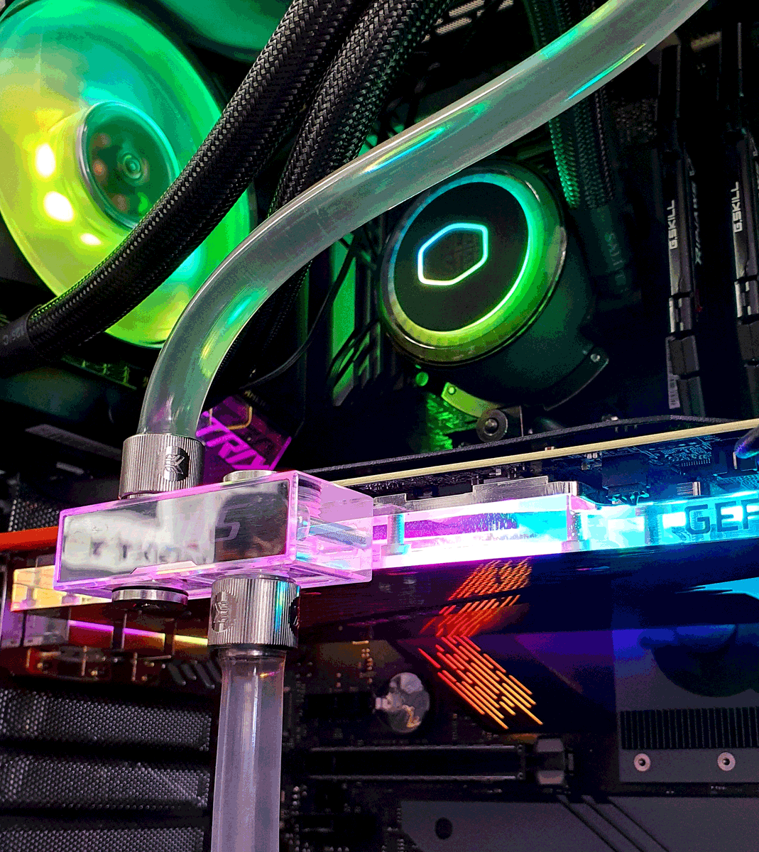ChaosCrewZa's tweet image. Check out this gorgeous PC build with custom liquid cooling done by ChaosCrew Elite builder, Zoid 🥶🥶

Featuring the @AORUS_ZA GeForce RTX 2080 Super Waterforce Graphics Card fitted with an EKWB GPU water-cooling kit

#liquidloop #liquidcooling #AORUS #coolermaster #AMD