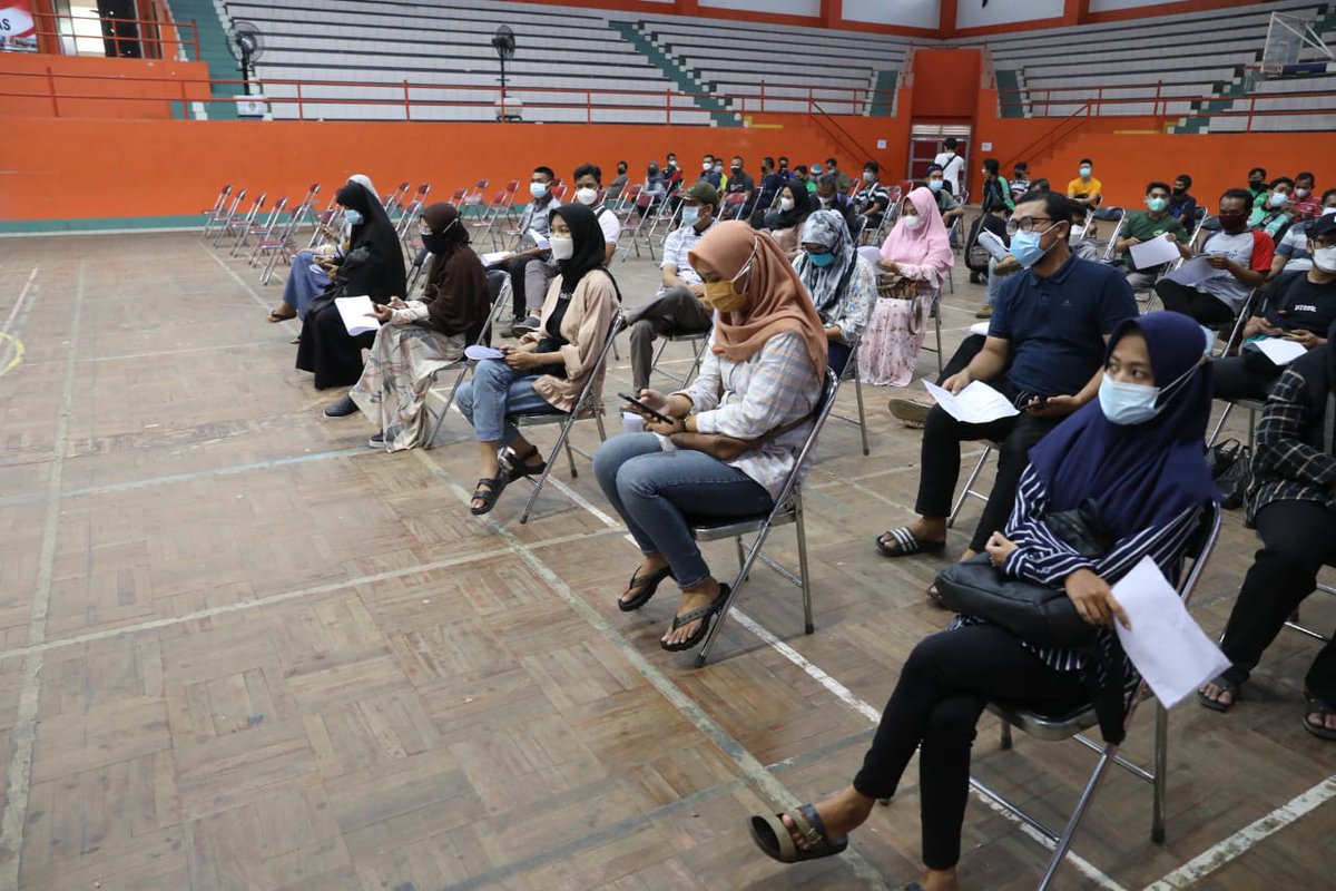 Program vaksinasi di Jawa Tengah baru mencapai 18,83 persen. Dari target 28 juta warga yang jadi target, baru sekitar 5,4 juta warga yang telah divaksin. Hal itu disampaikan Gubernur Jawa Tengah, <a href="/ganjarpranowo/">Ganjar Pranowo</a> saat meninjau vaksinasi di GOR Satria Purwokerto, Jumat (6/8).