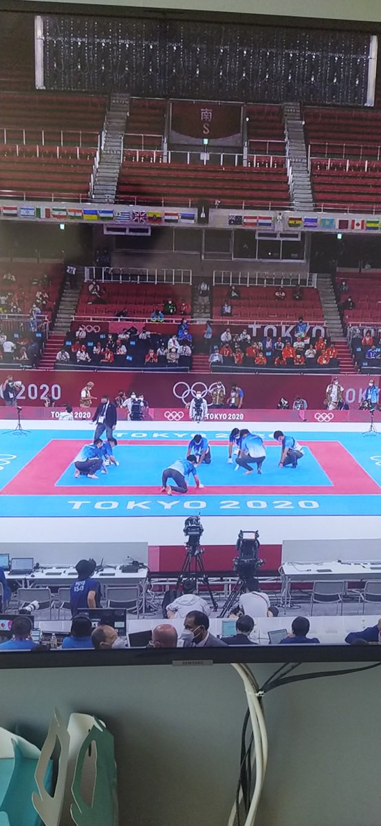 tiobob83's tweet photo. Dios mío ese tatami está como la baranda del CNE! Termina de estar listo para ver a #AntonioDiaz ganar medalla de bronce! #diazkarate #Venezuela https://t.co/4D4X2GxTUy
