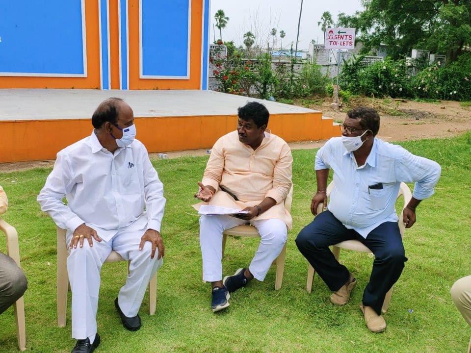 ArunaSurendhar's tweet photo. హుజురాబాద్ రూరల్ పరిధిలోని సింగాపురం గ్రామంలో ఓటమి భయంతో టీఆరెస్ పార్టీ వారు ద్వ0సం చేసిన బీజేపీ పార్టీ దిమ్మెను పరీశీలించిన అనంతరం శక్తి కేంద్ర ఇంచార్జ్ లతో సమావేశం నిర్వహించిన  మాజీ ఎమ్మెల్యే రేవూరి ప్రకాష్ రెడ్డి గారు,నాగోల్ కార్పొరేటర్ చింతల అరుణ సురేందర్ యాదవ్ గారు .... https://t.co/m9DOzPXPlq