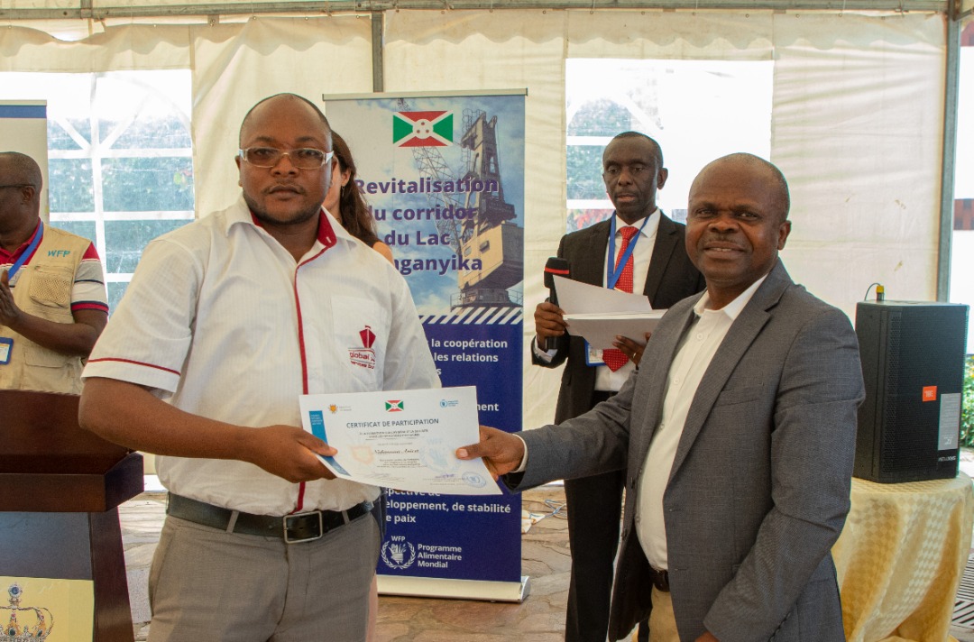 Gps_Burundi's tweet photo. #Burundi @WFP a décerné ce 05/8/ 2021, des certificats aux employés du @Gps_Burundi ayant suivi la formation sur l'hygiène et la sécurité portuaire. Le DG de #GPSB @BSinzobakwira remercie le #PAM pour cette formation qui sera d'une grande utilité dans les activités quotidiennes https://t.co/Pfy8zgZDK4