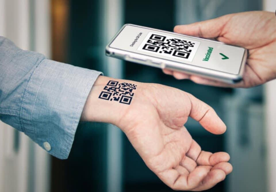 Giorgiolaporta's tweet photo. A quando un bel tatuaggio con il #CodiceQr per stabilire chi possa e chi non possa entrare nei cinema e teatri, nelle scuole, nei ristoranti e sui treni e aerei? È il passo successivo al #GreenpassObbligatorio? 🇮🇹 #6agosto #greenpass https://t.co/AsXegRdGf0