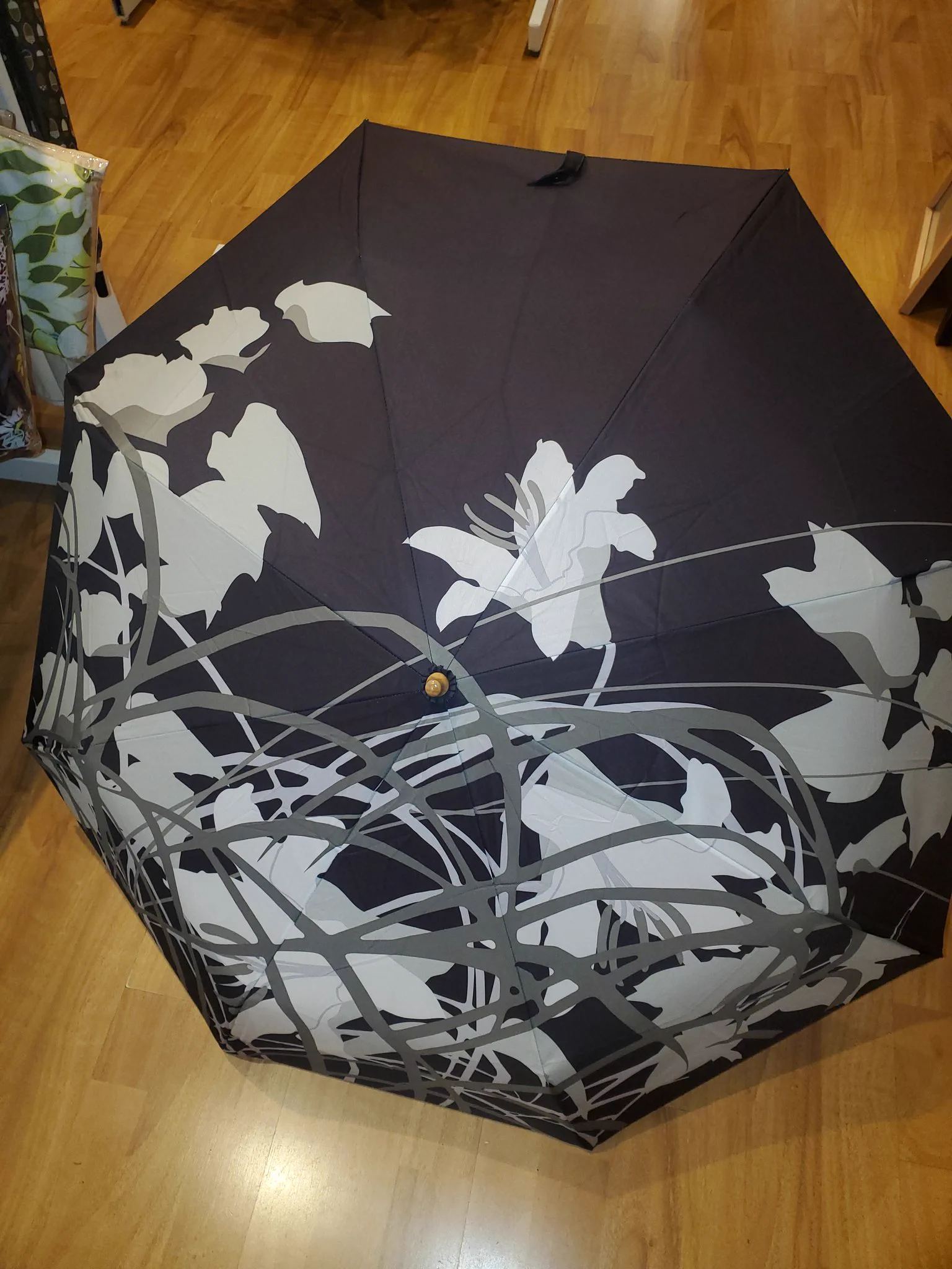 自分の日傘は百合です。  