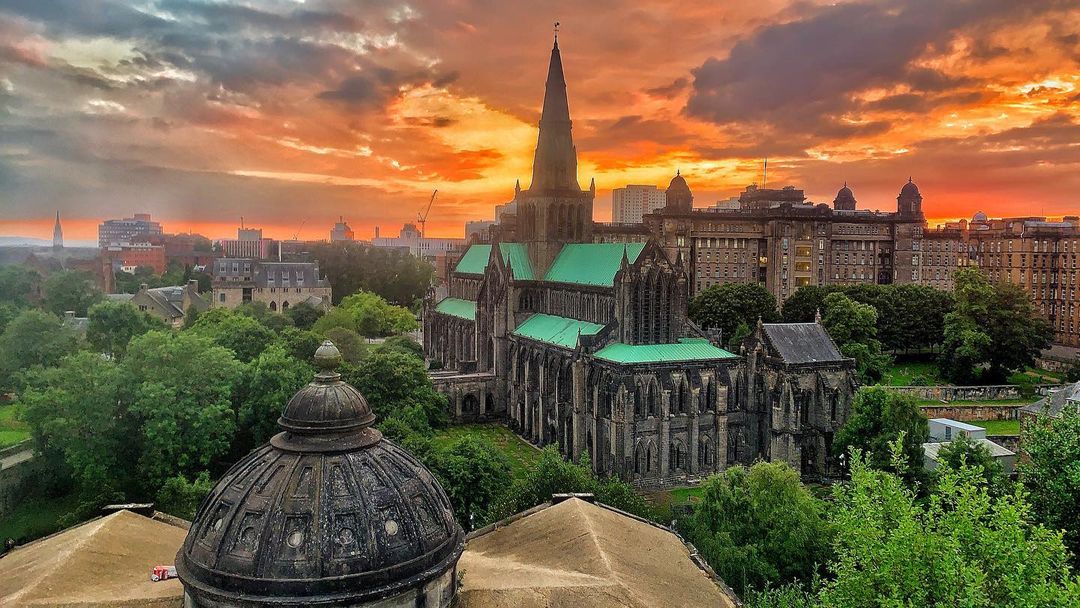 UniStrathclyde's tweet photo. Are you even a #Strathclyder if you haven't taken a walk up to the #Glasgow Necropolis on your break?
Gorgeous #StrathLife pic looking down to Glasgow Cathedral from (IG) giftkhun! 📸 https://t.co/nNuoDAAlX1
