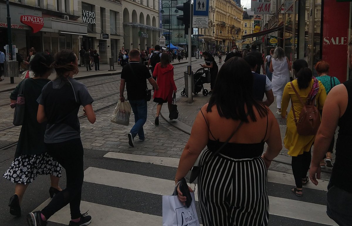 Whenever I encounter this avg weekday afternoon foot traffic of Linz's (pop.200k) Charles St. equivalent, I'm reminded of the arguments that cars and parking drive business sales. (btw, width at images:17m vs Charles 18m @ 400 block)