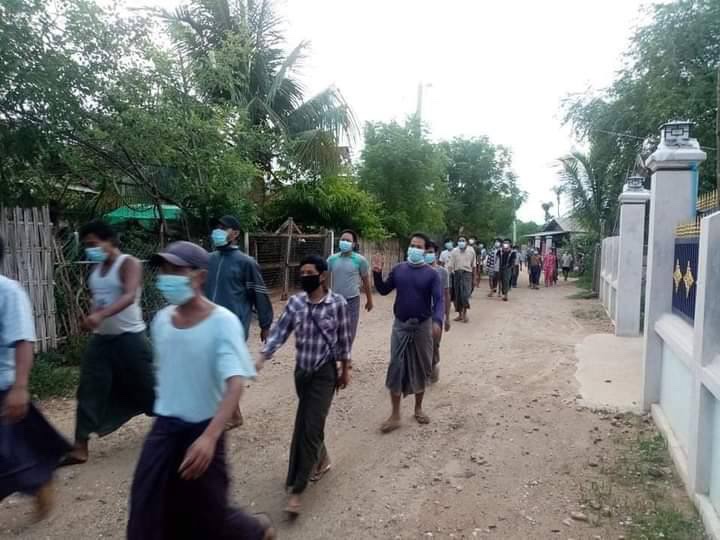 KhonnChi's tweet photo. The Sonechaung Village Strike in Yinmarpin marched with slogans demanding an end to the junta's perpetual repression. SUPPORT NUG #Aug6Coup  #WhatsHappeningInMyanmar https://t.co/Q2MaRvkUUf