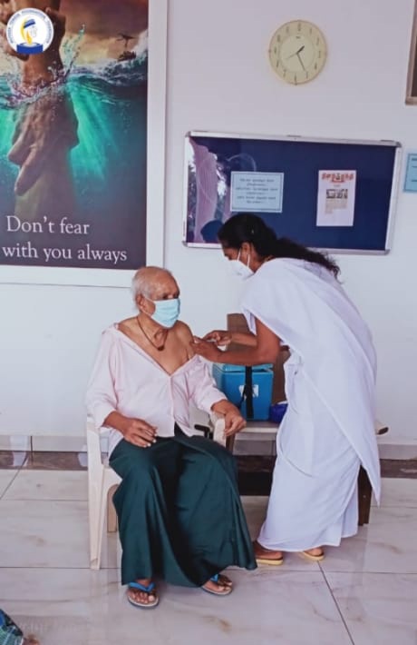 motherteresafdn's tweet photo. Vaccination camp at Joy home (home for the aged)
Seniors at Joy Home were immunised. 
#vaccine #vaccinationdone✔️ #covid19india #immunised #agedhome #seniors #joyhome #motherteresa #motherteresafoundation https://t.co/wnI0ibuXII