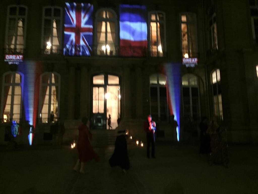 EdLlewellynFCDO's tweet photo. In 2017, the Duke and Duchess of Cambridge visited Paris and  launched our ‘Les Voisins’ campaign - celebrating the ties that bind 🇬🇧 and 🇫🇷, and the thousands of our citizens who live in each others’ countries https://t.co/BzN3pPKw5Z