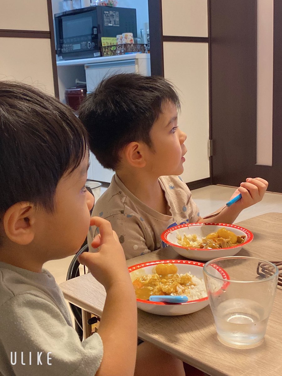 LoveUtu's tweet photo. サッカー見た後🤣🤣爆笑
その隣で頑張ったからいいよね！！て
テレビ見ながら雑談してる2人👦👦💙 https://t.co/iv74C79ENg