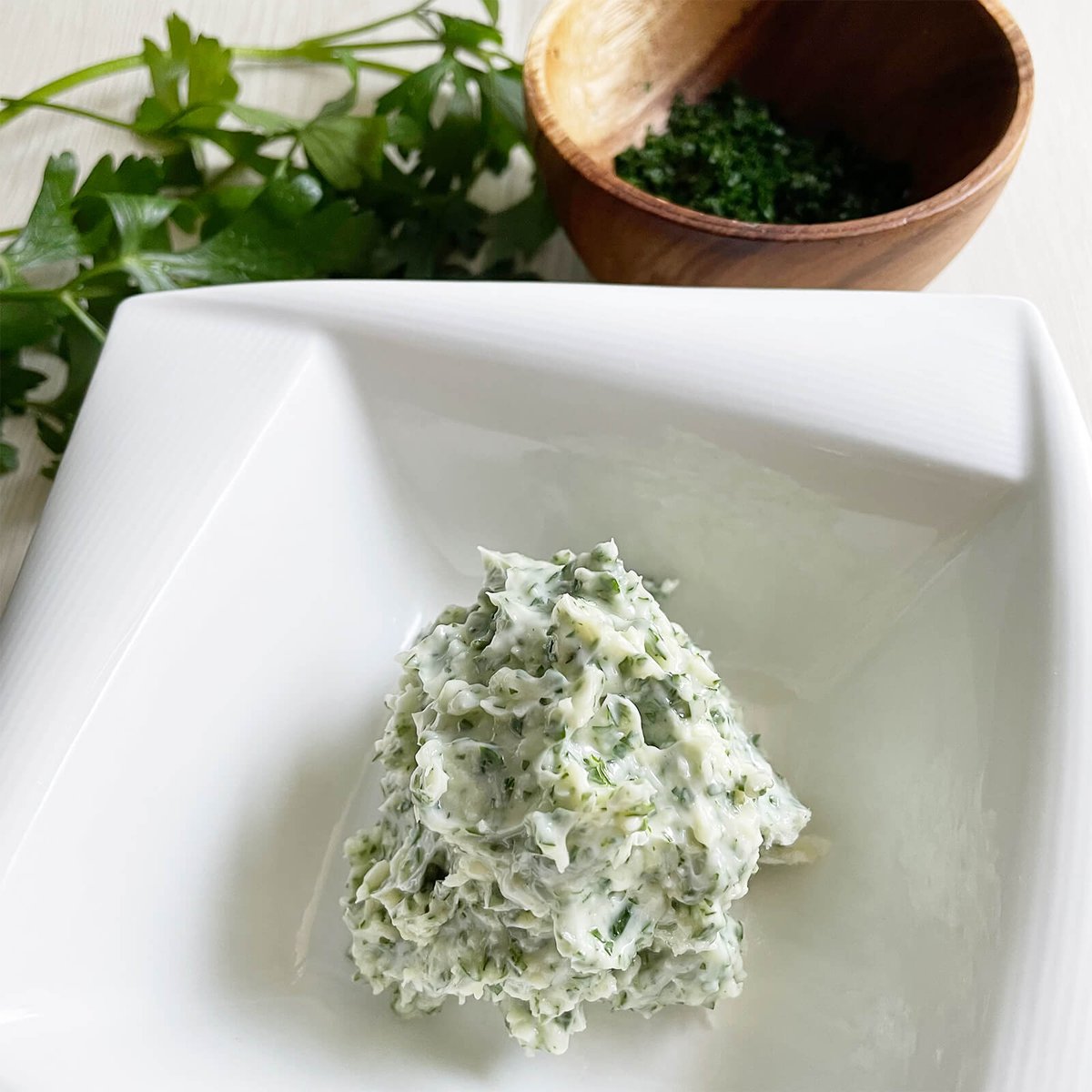 暦生活 こよみせいかつ イタリアンパセリバターの作りかたを 教えていただきました 真夏の頃 レストランで食べた 夏野菜にのせたオーブン焼きを手軽にできるようにアレンジしたレシピです キノコや秋刀魚のソテーにも活躍してくれると思います