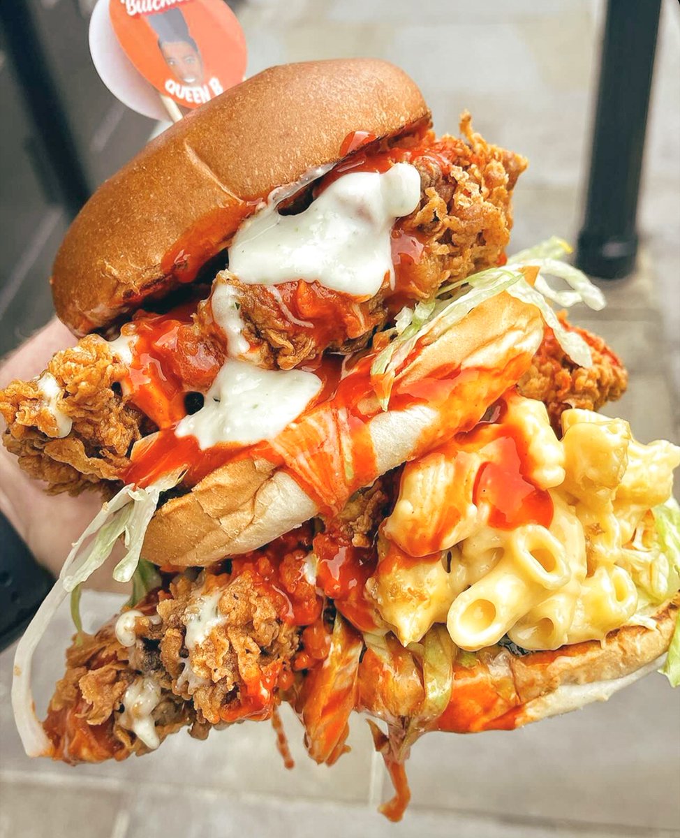 The Queen B modded with our famous Mac 'N Crac? I like the way you think. 🍔🧀🍝 | 📷  IG: eatingwithtod #Shoreditch #ComfortFood