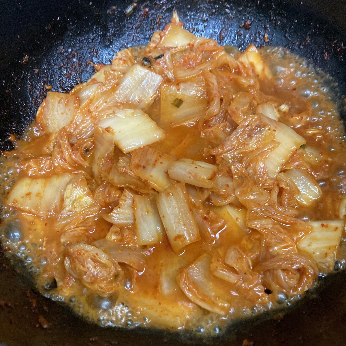 cranky_robot's tweet photo. 김치볶음은 김치 색이 반투명해질 때까지 볶아야 맛있는데, 기름만으로 볶아서는 그렇게 안 된다. 참기름에 달달 볶다가 물을 100ml 넣어서 물이 다 날아갈 때까지 볶는다. 이렇게 두세 번 반복하면 부들부들한 김치볶음을 만들 수 있다. 1번 사진과 3번 사진을 비교하면 차이를 알 수 있다. https://t.co/2B1VSZyMvQ