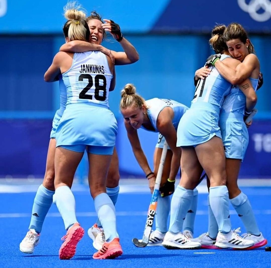 HockeyDelivery's tweet photo. ¡Argentina 🇦🇷 es de PLATA 🥈 ! Cerraron el torneo 1-3 vs Paises Bajos jugando de igual superando las dificultades que plantearon la falta de competencia y la pandemia.  ¡Qué  gran logro #Leonas! ¡Son un orgullo! #Tokyo2020 https://t.co/ahKtXsILkx