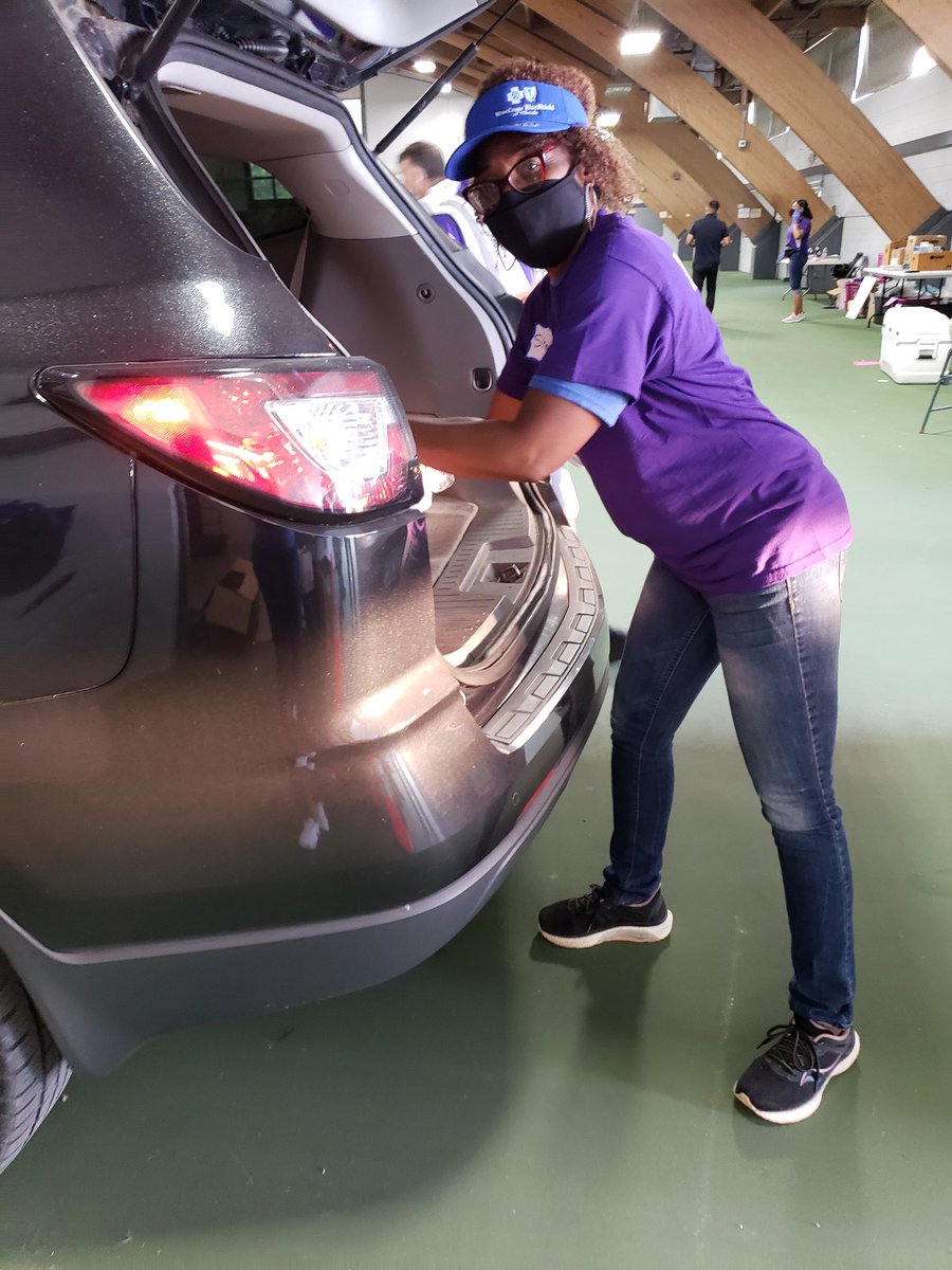 LmarieAsad's tweet photo. We volunteered this week to distribute school supplies and food to families in need at @CathCharJoliet's 2021 Back to School Drive-thru Fairs. Blue Cross and Blue Shield of Illinois staff were proud to support our neighbors in Kankakee, DuPage & Will counties
@BCBSIL
#BlueCorpsIL https://t.co/9llKyFhCRG
