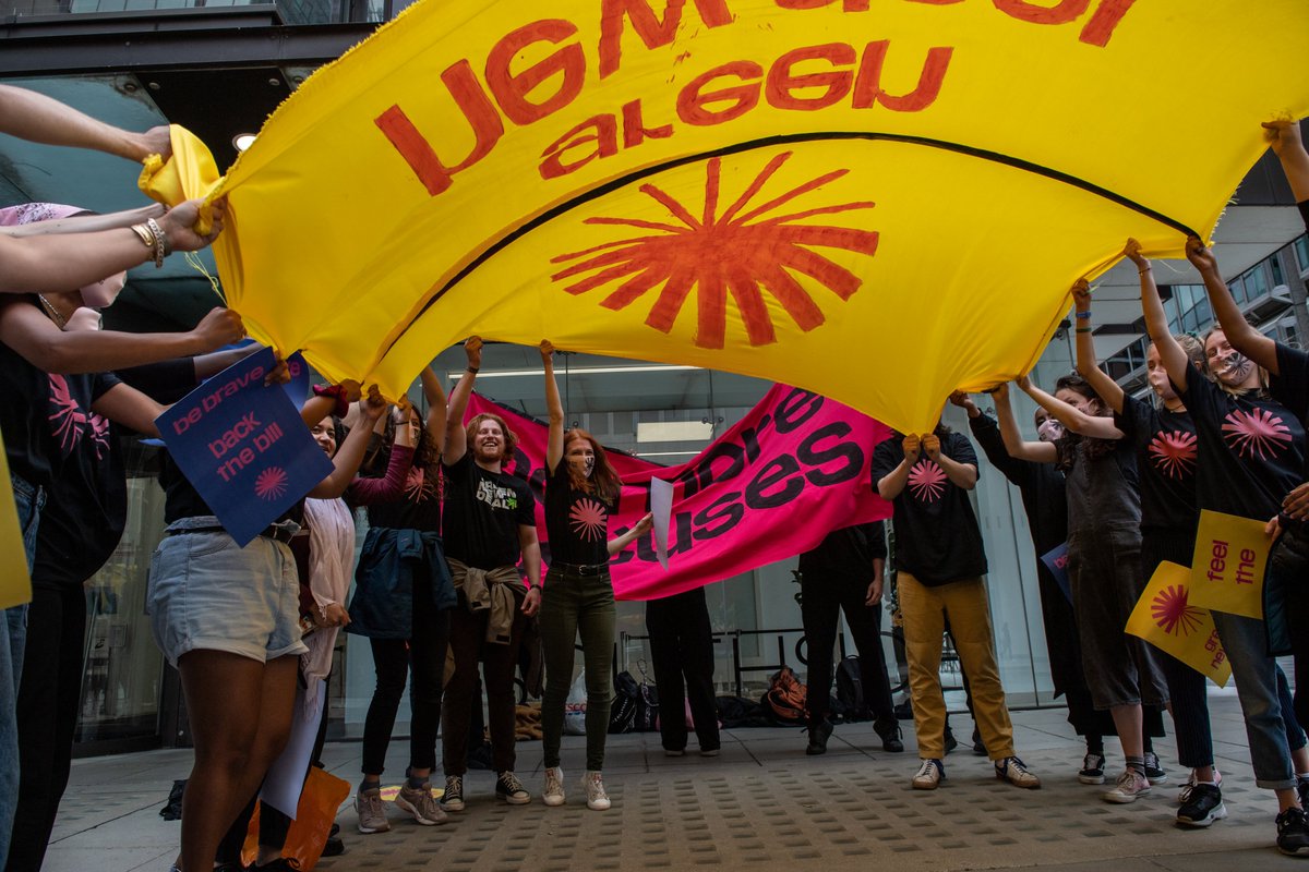 GNDRising's tweet image. 🚨 BREAKING 🚨

We’ve taken action inside Parliament and at party HQs demanding politicians face up to the scale of the crisis and back the GND bill.  
 
While MPs are on holiday the planet burns. No more empty words. No more excuses. We’re here to turn up the heat 🔥