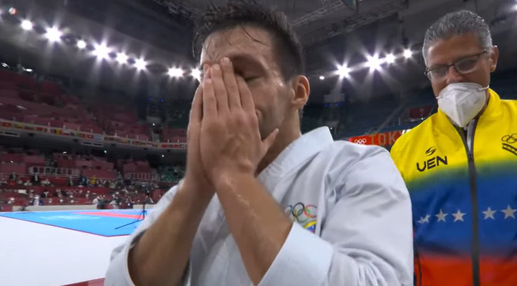 Santanadeportes's tweet photo. La última imagen de la carrera de Antonio Díaz.

Merecía más, pero nadie le podrá quitar nada. Honor y gratitud infinita para uno de los mayores profesionales que ha tenido Venezuela. Leyenda absoluta del deporte de este país. Gracias por tantas alegrías, sensei. 🇻🇪🥋❤️ https://t.co/9BHCAFRvaG
