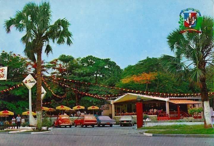 BUENOS DIAS !!!
-----
SANTO DOMINGO / 1972
Vista del Restaurante "El Caserio", que estuvo ubicado en la avenida George Washington , frente al Balneario de Guibia.
Santo Domingo , Republica Dominicana.
Imagen del año 1972 Circa.
Fuente : Del Campe 
Imagenes de Nuestra Historia.
-