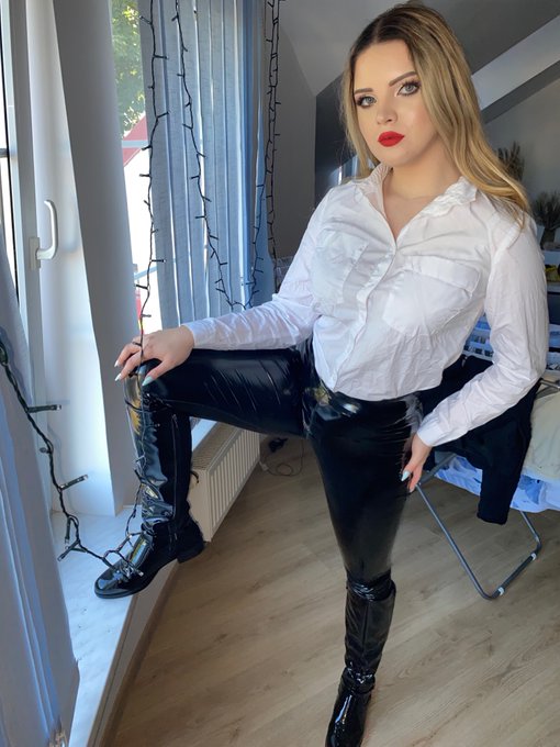 Watch KinkyNavlia's leaked NSFW photo on TwXstars