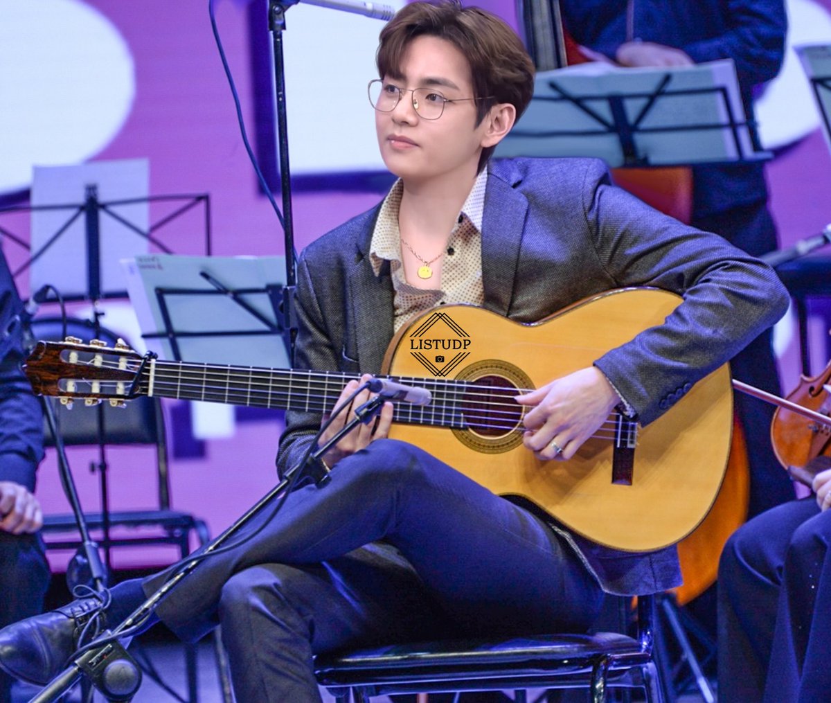 Taehyung as guitarist 🥺💜