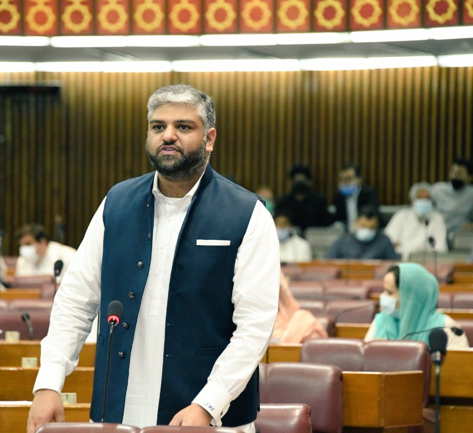 AmanullahSamoo2's tweet photo. پارلیمانی سیکٹری فنانس مخدومزادہ زین حسین قریشی قومی اسمبلی کے آج کے اجلاس میں اظہار خیال کرہے ہیں. 
@ZainHQ @NAofPakistan 
#PTI #Multan #NA157 https://t.co/GDV7auBr75