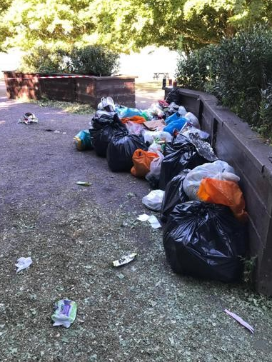 STWStaunton's tweet photo. It's #NationalPicnicMonth so we’d like to remind visitors to leave sites as they're found. Rangers had to clear lots of litter that was left covering our sites after the recent heatwave.

Please take rubbish home with you or use the bins on site. BBQ's are prohibited at all sites https://t.co/zZT0L8gwPD