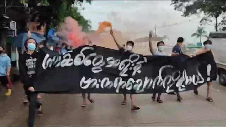 b3rry_y's tweet photo. Evening Protest in Kyi Myin Daing Tsp Yangon today. Lot of crack downs everyday and Protesters never give up for Democracy.

SUPPORT NUG
#WhatsHappeningInMyanmar 
#Aug6Coup https://t.co/kUJaW5xWBC