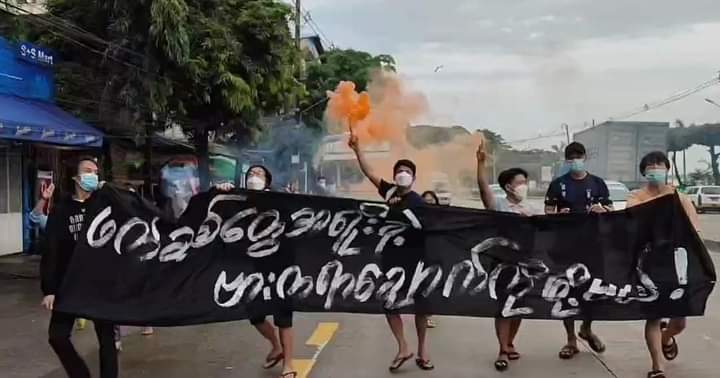 b3rry_y's tweet photo. Evening Protest in Kyi Myin Daing Tsp Yangon today. Lot of crack downs everyday and Protesters never give up for Democracy.

SUPPORT NUG
#WhatsHappeningInMyanmar 
#Aug6Coup https://t.co/kUJaW5xWBC