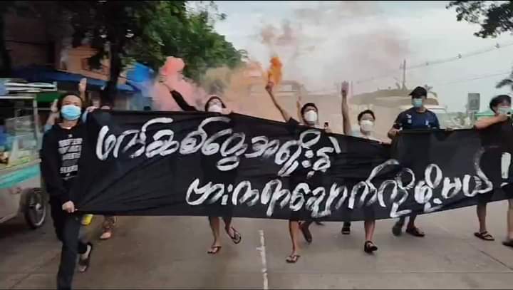 b3rry_y's tweet photo. Evening Protest in Kyi Myin Daing Tsp Yangon today. Lot of crack downs everyday and Protesters never give up for Democracy.

SUPPORT NUG
#WhatsHappeningInMyanmar 
#Aug6Coup https://t.co/kUJaW5xWBC
