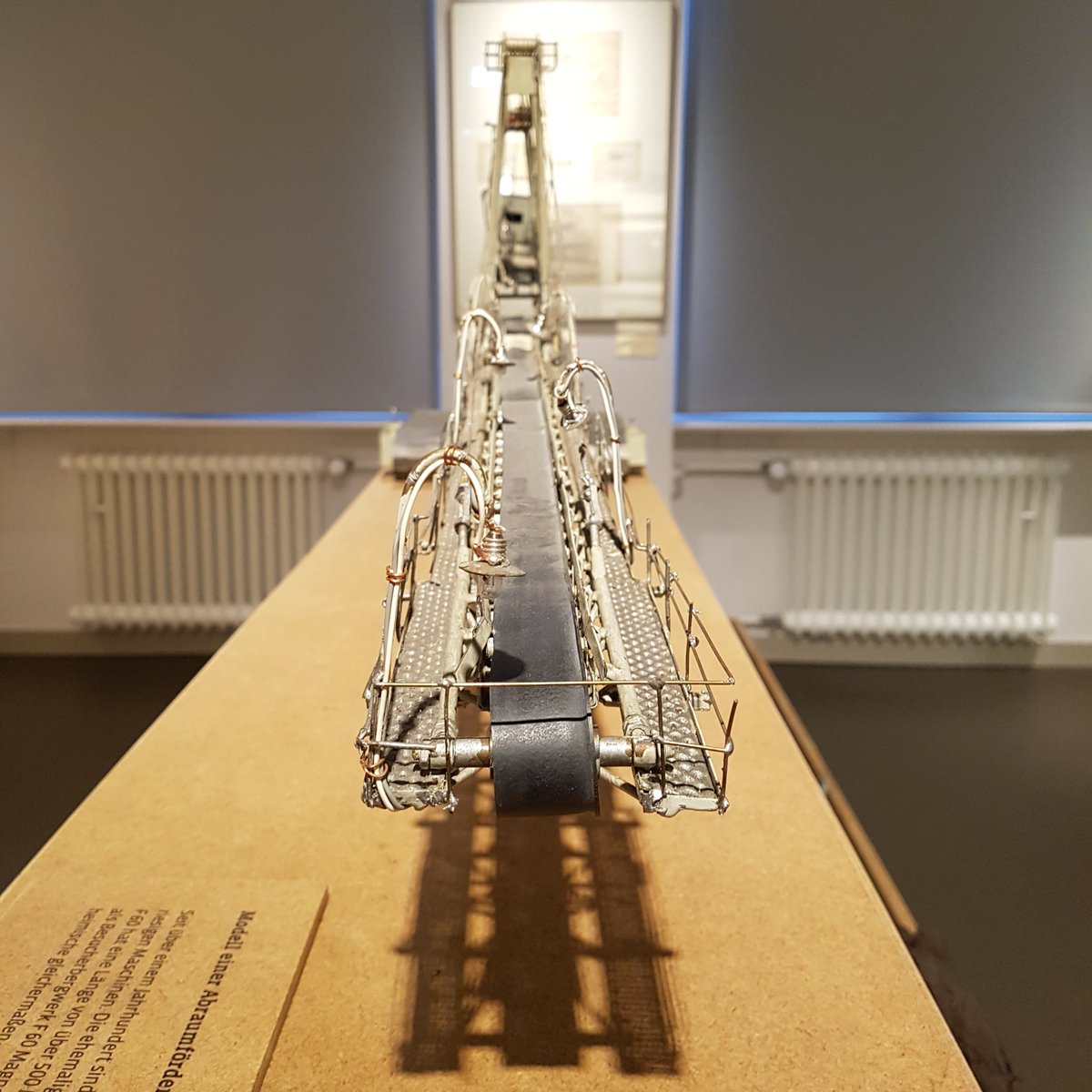 #EinBlick in unsere #Sonderausstellung "#Industrie im #Wandel. 3.000 Jahre #Industriekultur in der #Niederlausitz". Hier ein #Modell eines #Bandabsetzers, der den ankommenden #Abraum verkippt und damit die #Bergbaufolgelandschaft des #Tagebau formt. #Cottbus #Lausitz #Brandenburg