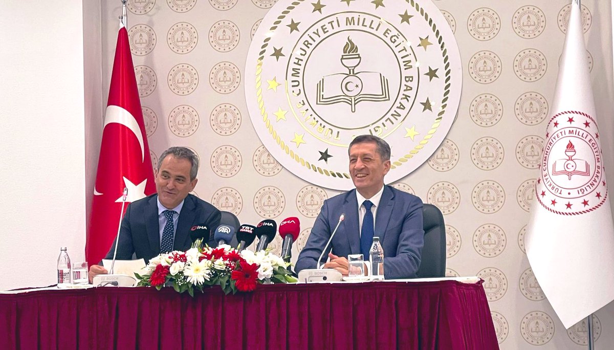 Bakan Yardımcısı olduğu dönemde birlikte çalıştığımız ve Cumhurbaşkanlığı Kararnamesi ile Millî Eğitim Bakanı olarak atanan Sayın Prof.Dr. Mahmut Özer’in bu kutsal görevinin eğitim camiamıza hayırlı olmasını temenni ediyorum. <a href="/tcmeb/">Millî Eğitim Bakanlığı</a>