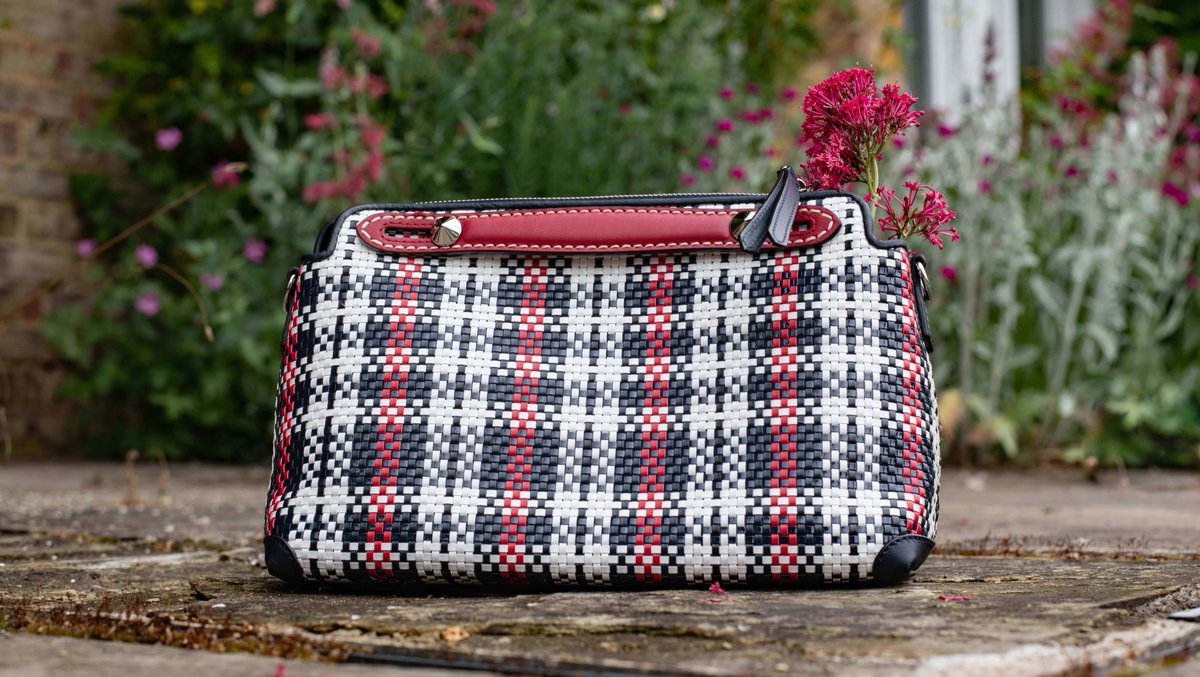 Gingham continues to be a summer staple, year after year, which means this #Fendi pouch is an instant classic. What's your favourite way to wear gingham?
#printlove #cudoni #shoppreloved