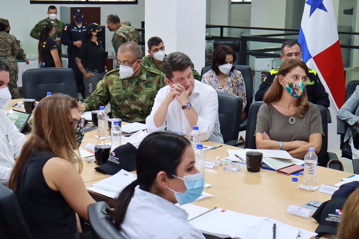 mindefensa's tweet photo. Desde Panamá, el ministro de Defensa @Diego_Molano sostuvo reunión con la Vicepresidenta y Canciller @mluciaramirez y autoridades panameñas para establecer mecanismos conjuntos que permitan dar solución al fenómeno de tráfico de migrantes que afecta a ambos países. https://t.co/F2mDbdt7d8