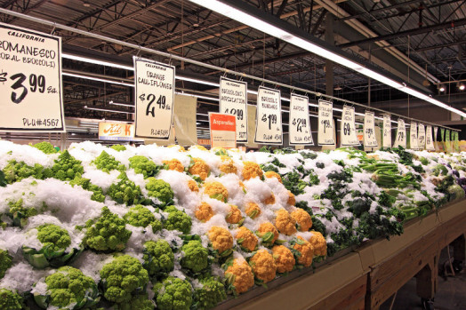 Ensure optimum cooling by embedding your fresh produce in a bed of Fresh #Flakeice. Produce spot displays should also have drain lines to remove any excess melted ice water. Learn more about fresh format market applications: https://t.co/LVfGeSxR7s #Howeice #freshformat https://t.co/GzeFn6NtoK
