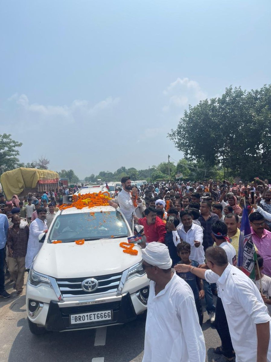 iSourabhljp's tweet photo. मुजफफरपुर में @iChiragPaswan जी का भव्य स्वागत, जगह-जगह उमड़ा जनसैलाब। https://t.co/tIr7kUjngB
