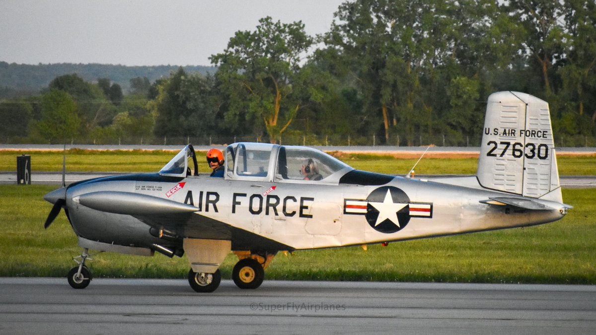 supflyairplanes's tweet photo. A beautiful night for a Beechcraft T-34 Mentor to visit LCK #N44MT #BeechcraftT34Mentor #Beechcraft #T34 #Avgeek #Planespotting #Aviation #Airplanes #KLCK #USAirForce🇺🇸 #USAF #AirForce #AviationPhotos #ColumbusSpotters #GeneralAviation https://t.co/VBOng7SW8i