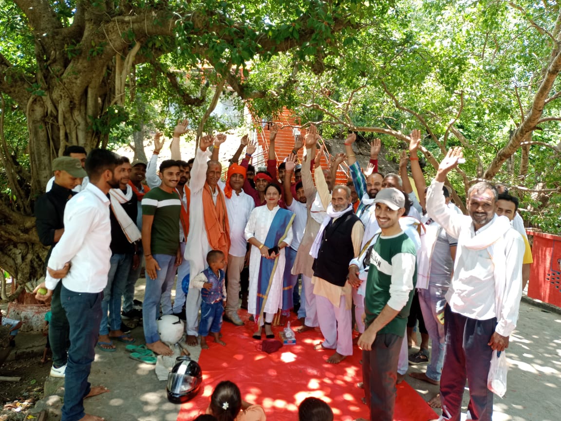 Ritasinghpaswan's tweet photo. आज अपनी 264 बारा विधानसभा यमुनापार प्रयागराज के अमिलियन तरहार में ही नए शिव मंदिर की स्थापना पर पहुंचकर भगवान भोले बाबा का प्रसाद ग्रहण की एवं उसके बाद मंझियारी गांव पहुँच कर लोगो से यमुना जी जल स्तर बढ़ने के कारण बाढ़ आने की संभावना है जिसका निरीक्षण की
@myogiadityanath @BJP4UP https://t.co/KXt02z5tRR