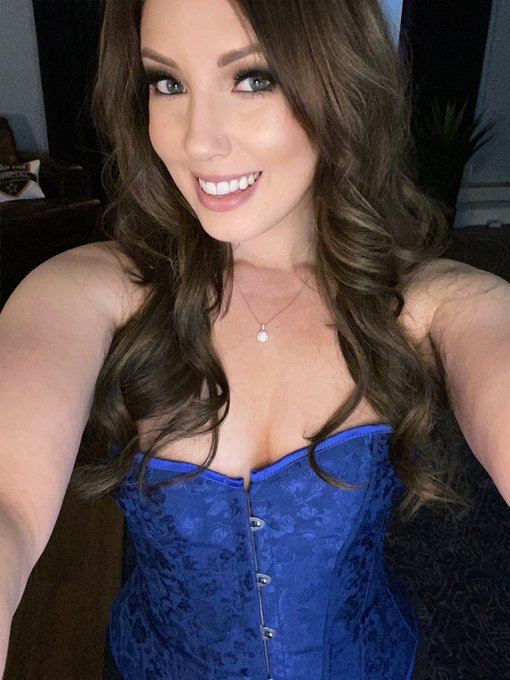 Sending a smile your way 😇💛  What are your plans for the weekend? https://t.co/vALjxJaRWw