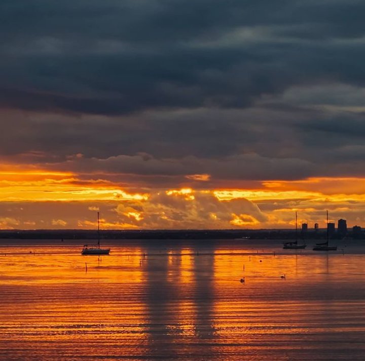 Akşamınıza huzur sabahınıza umut yağsın.