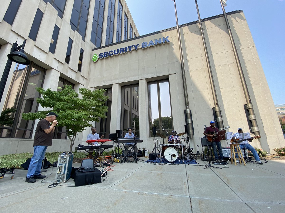 securitybankkc's tweet photo. A little Friday entertainment at our 7th St. branch! 🎶🎤🎸 #KansasCityKS #KCK #SecurityBankKC https://t.co/TRtBiczMGg