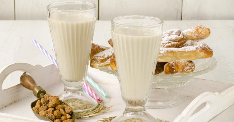 c_valenciana's tweet photo. La horchata es una de las delicias de la Comunitat Valenciana. ¿Sabes de dónde viene su nombre? Cuenta una leyenda que Jaume I la probó y preguntó qué era. Una joven le dijo que era leche de chufa, pero el rey le dijo: "No. Açò és or, xata!" ¡Tenía razón! #MediterráneoEnVivo https://t.co/YiVmnjVgvO