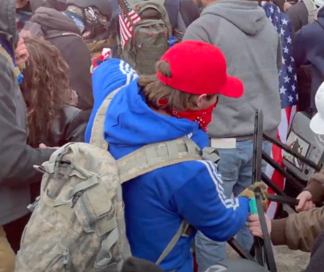 Jan6Hashtags's tweet photo. NEW HASHTAG: #JerseyBoyPB

This one just had to take it another step closer to Medieval.

https://t.co/LqYWyn8aeg
#Jan6 #Jan6Investigation #Jan6Research

With a group of NJ Proud Boys on the West Plaza. Tries to make a makeshift metal stick usable as weapon. https://t.co/BwBGEysJ4h