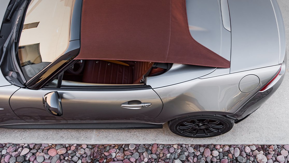 MazdaEspana's tweet photo. El color #MercurySilver, especialmente formulado para nuestro #Mazda #MX5 Spyder 2015, acelera el pulso incluso antes de pulsar el botón de arranque. https://t.co/Ytm7HDpgog
