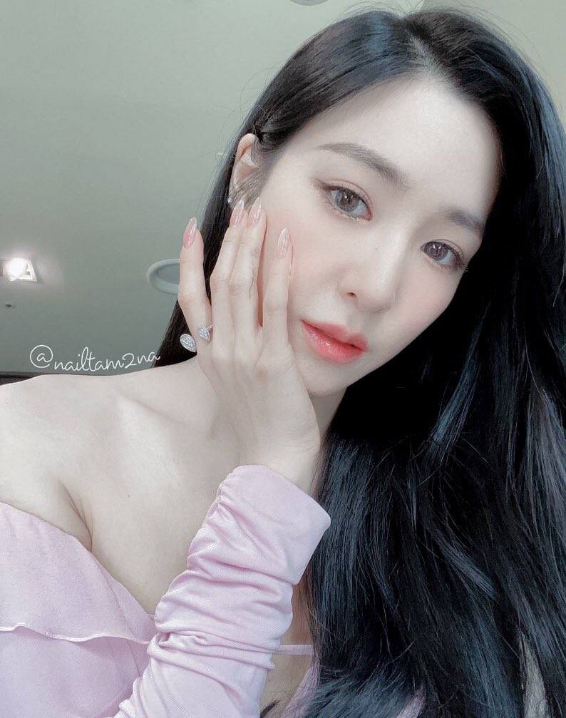 sluvty's tweet photo. ❝ 𝗔 𝘄𝗼𝗺𝗮𝗻 𝘄𝗶𝘁𝗵 𝗯𝗲𝗮𝘂𝘁𝗶𝗳𝘂𝗹 𝗹𝗶𝗽𝘀 𝘄𝗵𝗲𝗻 𝘀𝗺𝗶𝗹𝗶𝗻𝗴, 𝘀𝘄𝗲𝗲𝘁 𝗮𝗻𝗱 𝘆𝗼𝘂𝗿 𝗳𝗮𝘃𝗼𝗿𝗶𝘁𝗲 𝗽𝗿𝗶𝗻𝗰𝗲𝘀𝘀..❞

　     　   「　#⃞⃝배파니.　」 https://t.co/hkUzEp0XAl