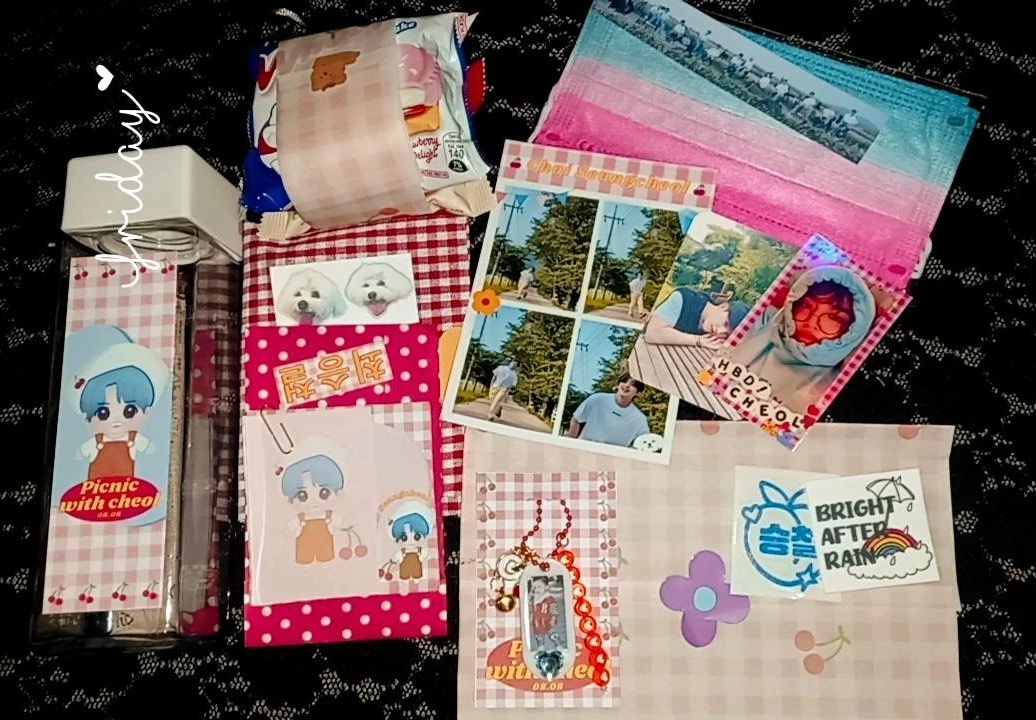 YukiRanWooSoon's tweet photo. #PicnicWithCheol birthday kit received it today ❤🥰 thank you so much @heyhanniehae @xyhsy for this free cheol b-day kit 🥰😍
super love ko yung tumbler 🥰😍 https://t.co/r4l1ipJwup
