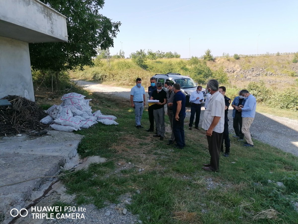 Kaymakam <a href="/CevdetErturkmen/">Cevdet Ertürkmen</a>
Gümüşyaprak Mahallesi'ni muhtar Latif Duman ve kurum amirleri ile ziyaret ederek çeşitli incelemelerde bulundu.