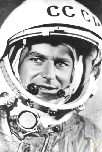 Vostok 2 launched #OTD in 1961, carrying cosmonaut Gherman Titov into a 25h mission orbiting the Earth 17 times.

Did you know that he was the 2nd human to orbit the Earth, the youngest person in space, the 1st person to film Earth from space and to sleep in space?  🌎