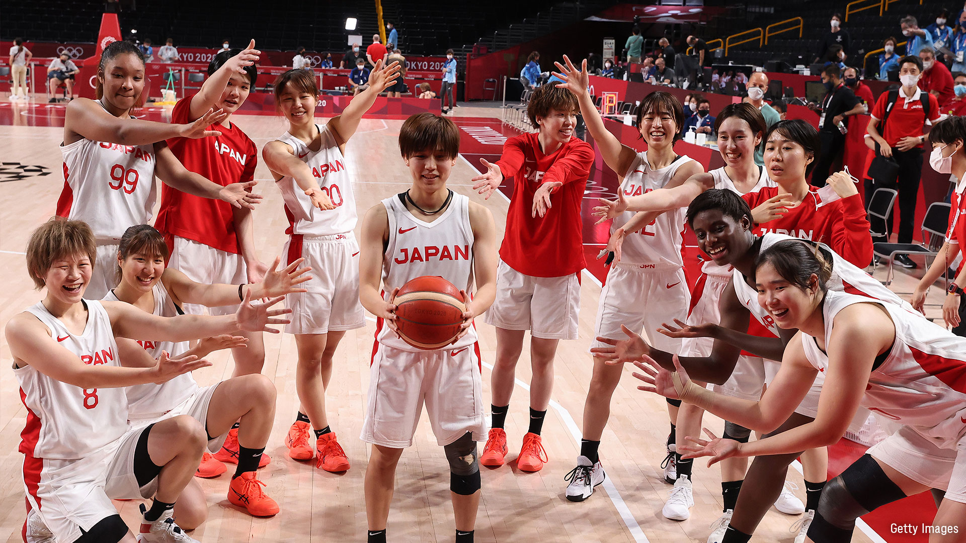 Tokyo 史上初のメダルを確定させ 歴史を塗り替えた バスケットボール 女子 日本代表 13 町田瑠唯選手 Machirui が記録した1試合18アシストは オリンピック記録です 町田選手を囲んでの試合後の1枚 Tokyo オリンピック